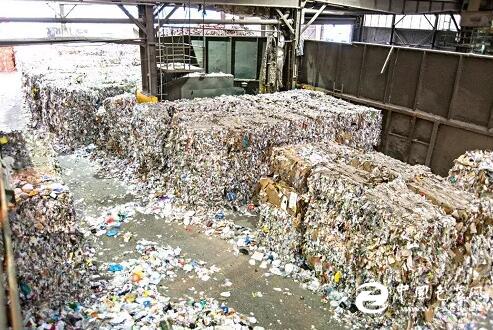 美媒称中国洋垃圾禁令令美国挠头街头废品无处可去